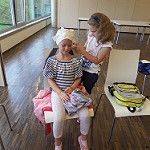 Besuch beim Roten Kreuz / Rdeči križ – 1a