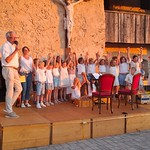 Schulchor beim Kirchhofsingen / Šolski zbor na cerkvenem dvoriščnem petju Schulchor beim Kirchhofsingen / Šolski zbor na cerkvenem dvoriščnem petju